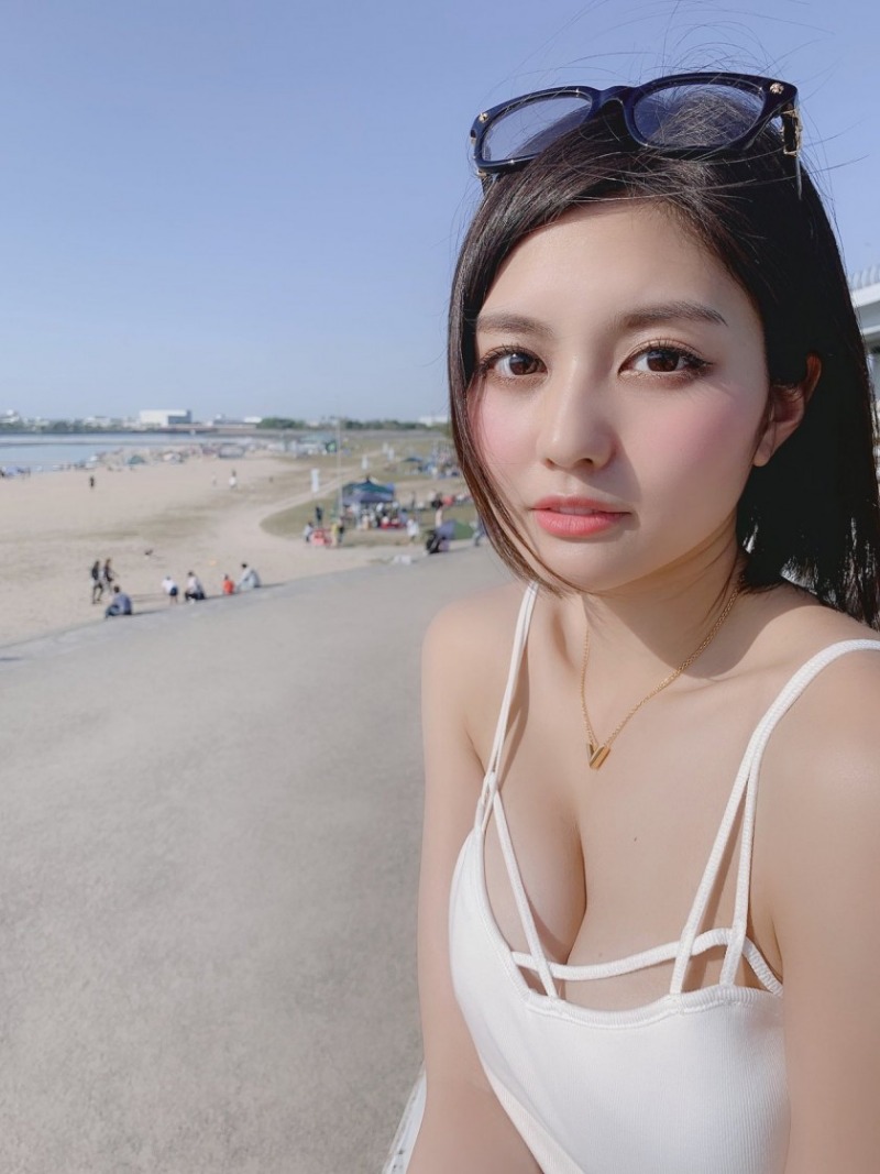 웃